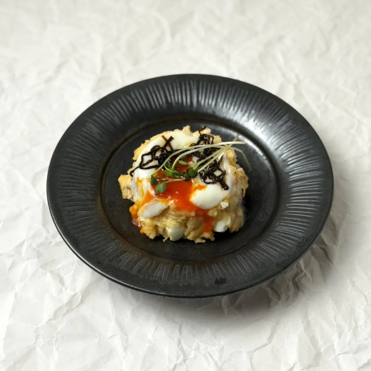 天目釉の皿に料理を盛った様子