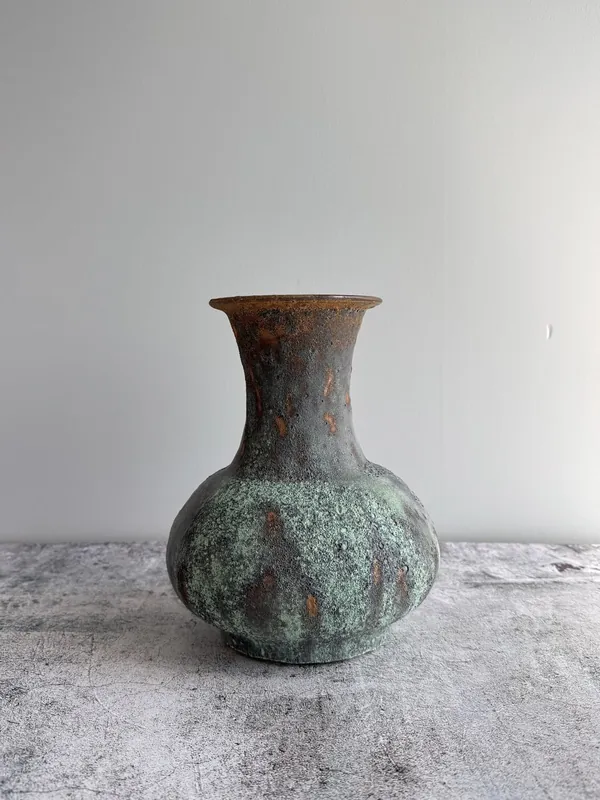灰と鉄の釉が流れた花器