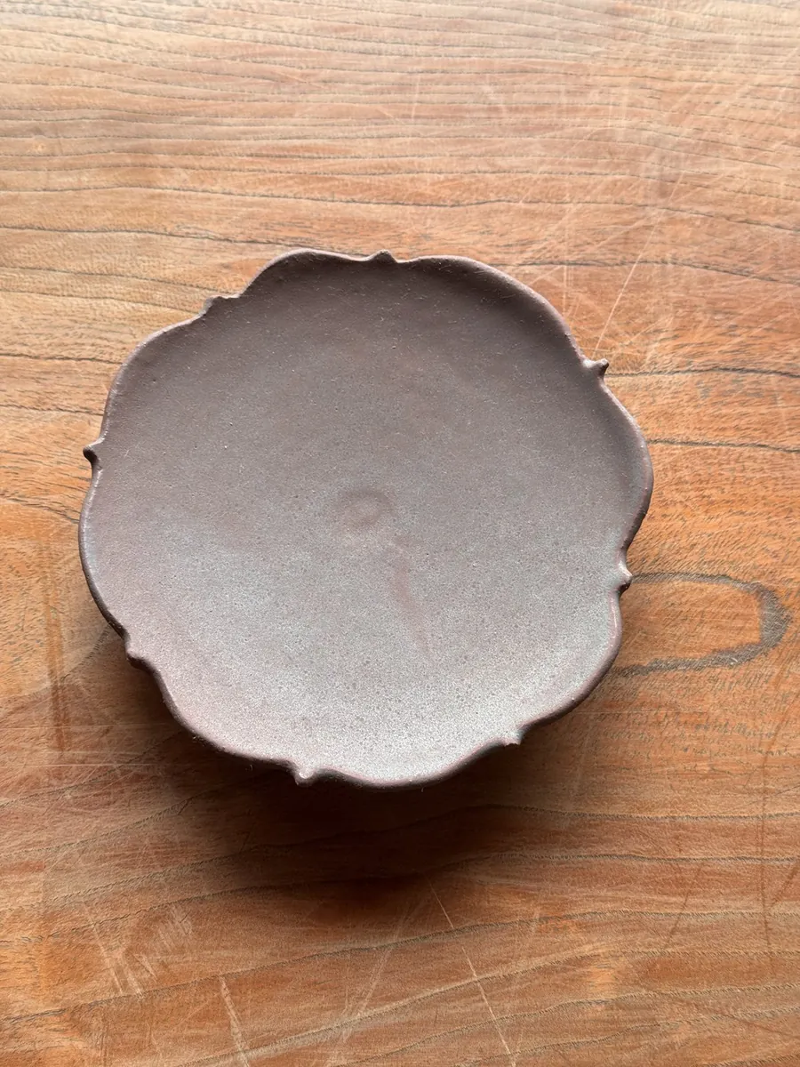 錆釉の輪花皿