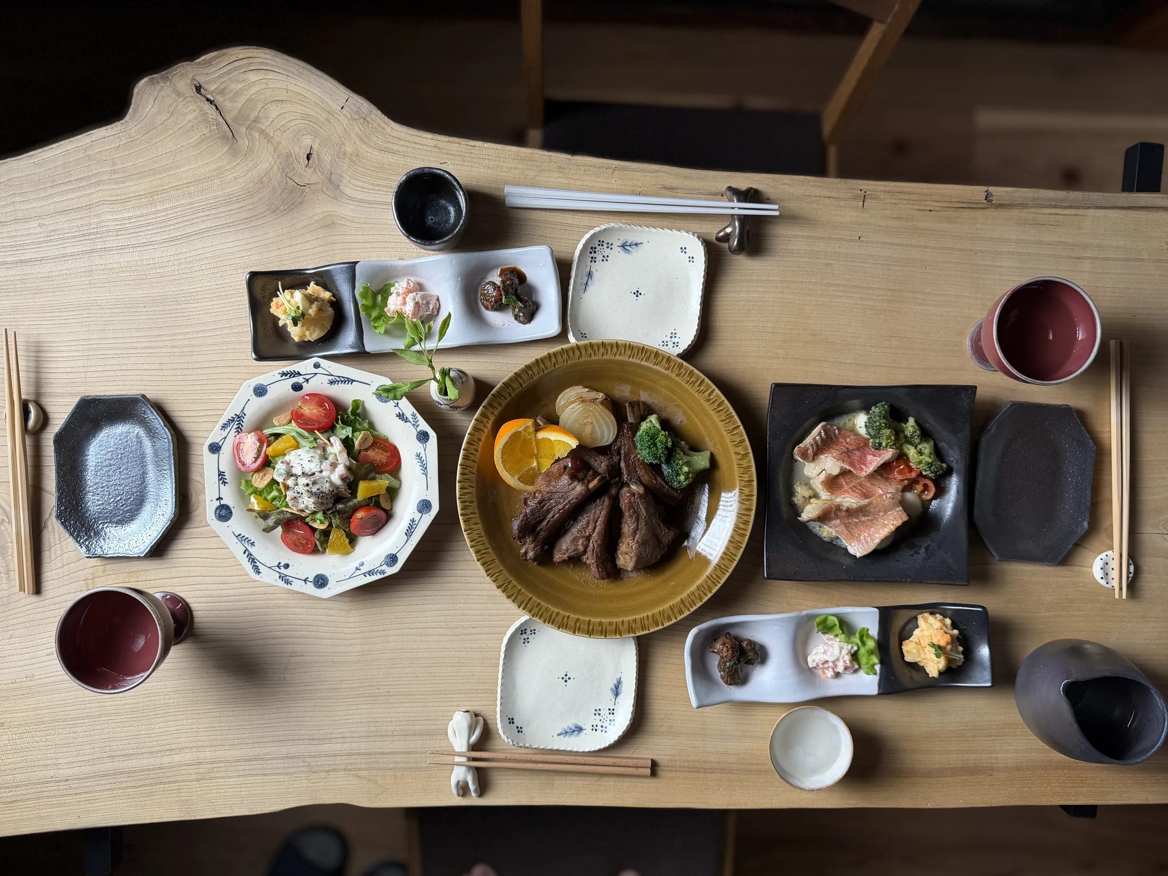 陶希窯のうつわが並ぶ食卓を真上から