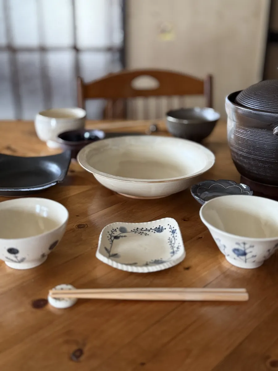 うつわを並べた木のテーブル