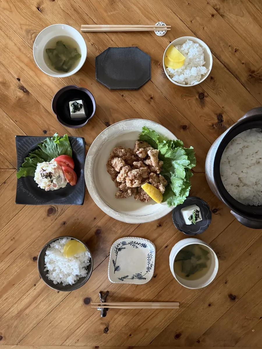 大皿や小鉢を並べた集まりの食卓
