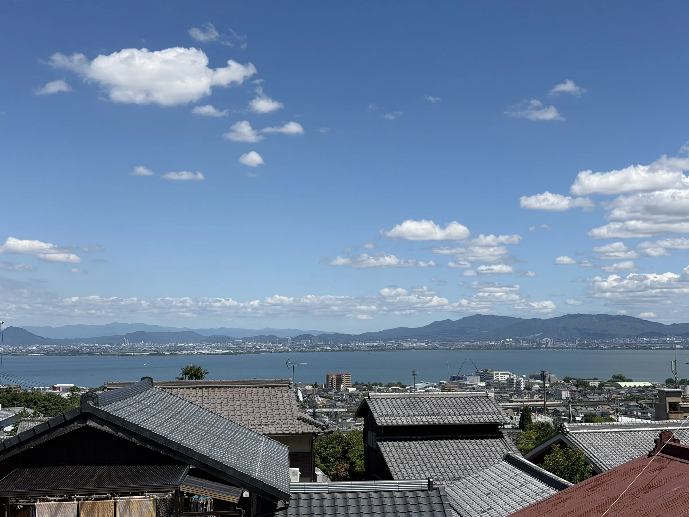 工房の窓から見える琵琶湖
