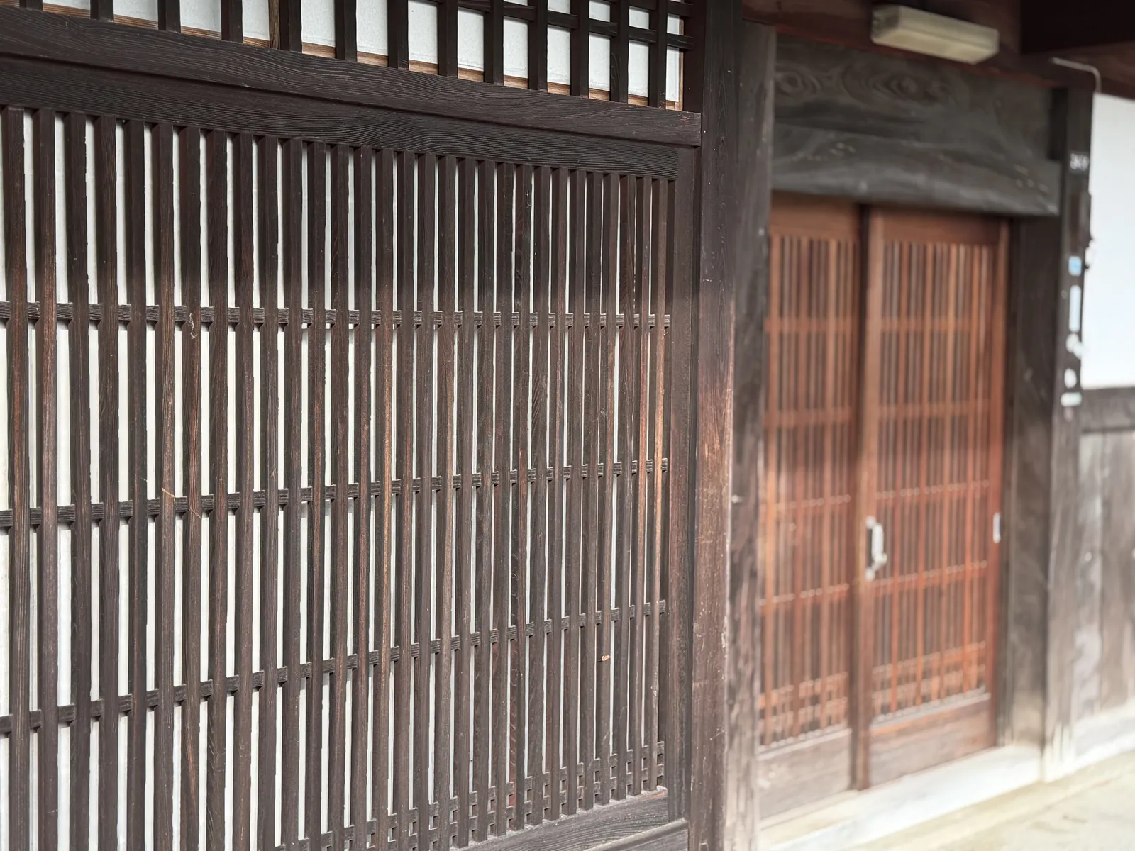 兄妹が育った築百年の家の格子